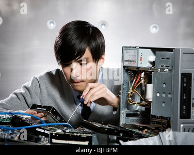 L'homme travaillant sur un ordinateur Banque D'Images