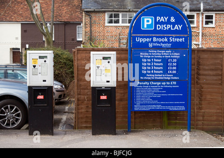 Parking Payez et affichez les distributeurs de billets et signe, Upper Brook Street car park, Winchester, Hampshire Banque D'Images