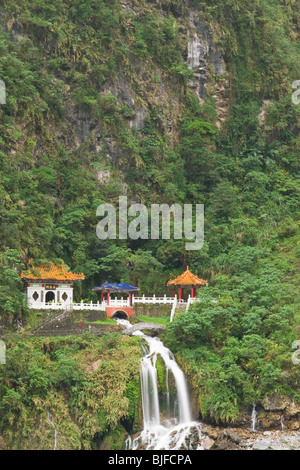 Temple de l'eau Cascade Tzu Changshun, Gorge Taroko National Park, Taiwan Banque D'Images