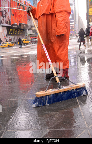 Travailleur Public pelleter la neige, la ville de New York, Times Square, Février 2010 Banque D'Images