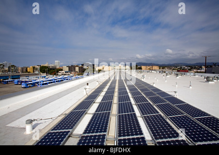 82 Kw de modules solaires sur le toit de Big Blue Bus Terminal, l'installation par Martifer Solar, Santa Monica, Californie, USA Banque D'Images