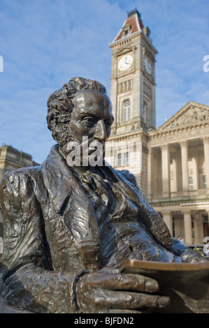 Statue de Thomas Attwood dans Chamberlain Square, Birmingham, Angleterre. Avec City Museum and Art Gallery de l'arrière-plan Banque D'Images