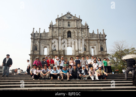 Groupe de touristes devant les ruines de l'église Saint Paul, Macao, Chine Banque D'Images