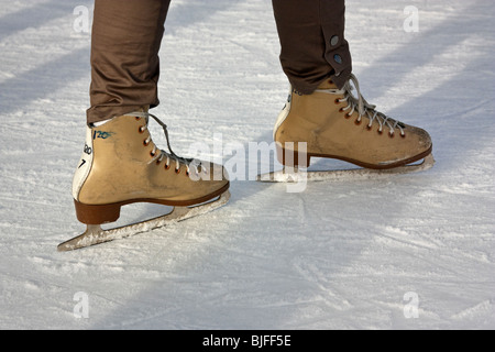 Detail shot de patineur en patins sur la glace loué Banque D'Images