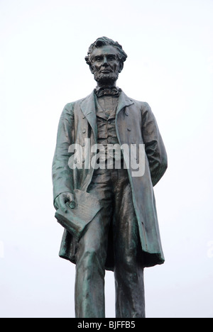 Statue d'Abraham Lincoln contre ciel blanc comme dans le vieux cimetière de Calton, Édimbourg, Écosse. Banque D'Images