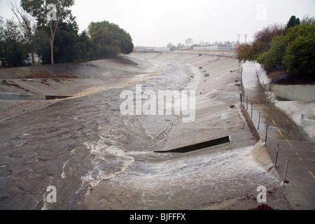 L'eau de pluie se déverse des tuyaux dans le ruisseau Ballona, neuf mille d'eau qui draine le bassin de Los Angeles. Culver City Banque D'Images