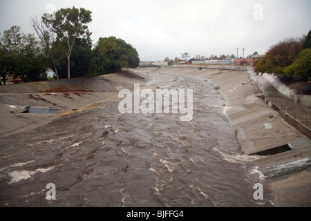 L'eau de pluie se déverse des tuyaux dans le ruisseau Ballona, neuf mille d'eau qui draine le bassin de Los Angeles. Culver City Banque D'Images