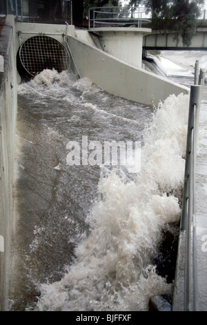 L'eau de pluie se déverse des tuyaux dans le ruisseau Ballona, neuf mille d'eau qui draine le bassin de Los Angeles. Culver City Banque D'Images