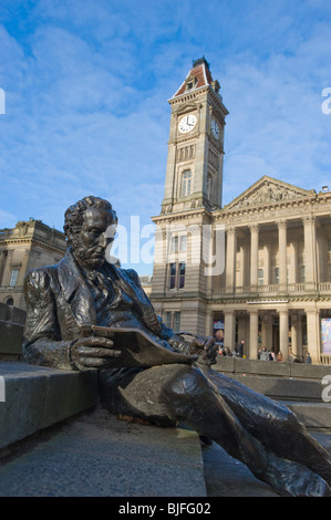 Statue de Thomas Attwood dans Chamberlain Square, Birmingham, Angleterre. Avec City Museum and Art Gallery de l'arrière-plan Banque D'Images