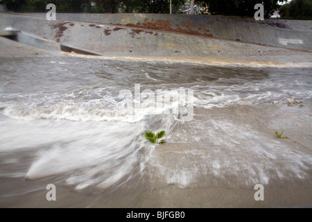 L'eau de pluie se déverse des tuyaux dans le ruisseau Ballona, neuf mille d'eau qui draine le bassin de Los Angeles. Culver City Banque D'Images