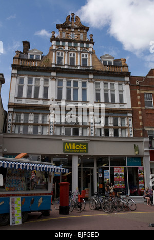 Les Millets camping shop et une boutique Kingston Upon Thames Surrey UK Banque D'Images