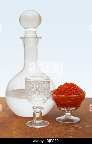 Carafe embuées avec vodka russe et caviar rouge Banque D'Images