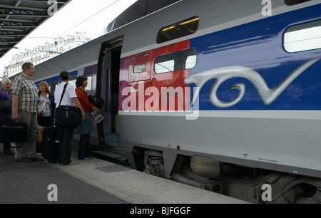 Un TGV sur une gare à Paris, France Banque D'Images