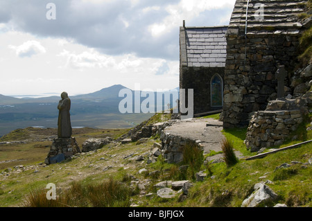 Statue de Saint Patrick et la chapelle, Maumeen Pass, Maumturk Mountains, Connemara, comté de Galway, Irlande Banque D'Images