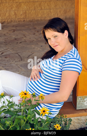 Young pregnant woman relaxing Banque D'Images