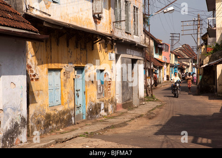 L'Inde, Kerala, Cochin, Mattancherry, Jewtown, rue de la ville pittoresque de maisons anciennes Banque D'Images