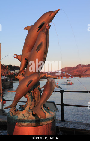 Sculpture de dauphin sur le quai de Port de Barmouth, Gwynedd, au nord du Pays de Galles, Royaume-Uni, Europe Banque D'Images