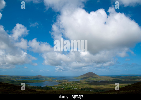 Tully Mountain et Ballynakill Harbour de Diamond Hill, près de Letterfrack, Connemara, comté de Galway, Irlande Banque D'Images