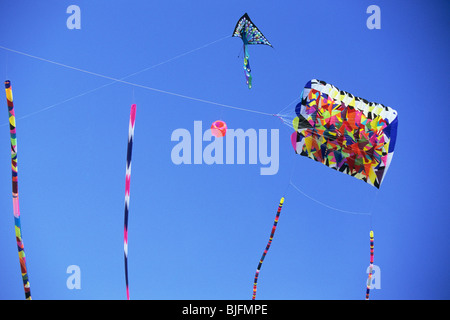 Cerfs-volants colorés voler haut dans le ciel Banque D'Images