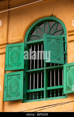 L'Inde, Kerala, Cochin, Mattancherry, Jewtown, l'architecture, l'ancienne fenêtre à volets peints en vert Banque D'Images