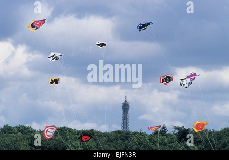 Cerfs-volants colorés voler haut dans le ciel à Paris Banque D'Images