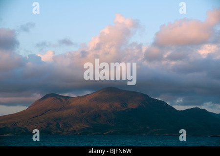 Mweelrea au coucher du soleil, la montagne de Renvyle Beach, Connemara, comté de Galway, Irlande Banque D'Images