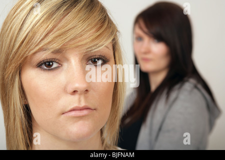 Deux filles debout dans un studio derrière la jeune fille hors de l'accent à la à l'arrière de la petite fille en face. Banque D'Images