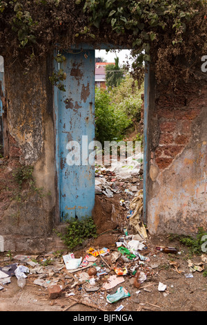 L'Inde, Kerala, Cochin, Mattancherry, Jewtown, tas de détritus de verser à partir de la porte du bâtiment abandonné Banque D'Images