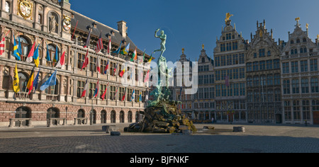 Brabo Fontaine, Stadhuis et guildhouses Grand-place Anvers Belgique Banque D'Images