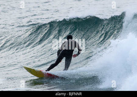 Un surfeur à Renvyle Beach, Connemara, comté de Galway, Irlande Banque D'Images