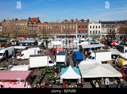 Une vue sur la place du marché, à Salisbury, Wiltshire, Angleterre Royaume-uni le jour de marché. Banque D'Images