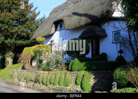 Traditionnel typique blanchie à la jolie chaumière dans un village du Wiltshire en Angleterre Banque D'Images