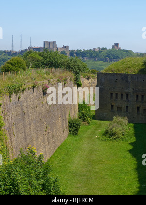 Drop Redoubt avec le château de Douvres dans la distance, Western Heights, Dover, Kent, England, UK Banque D'Images