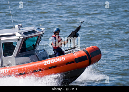 Vedette de la Garde côtière de New York sur la rivière Hudson avec l'officier Manning à l'arme lourde Banque D'Images