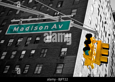 Madison Avenue Street Sign et feu de circulation dans les couleurs d'accompagnement -Manhattan - New York - USA Banque D'Images