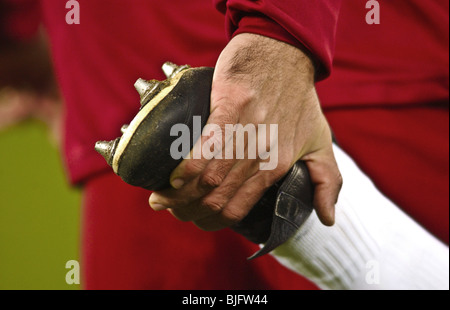 Joueur de football se réchauffer sur le terrain Banque D'Images