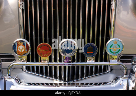 Calandre chrome poli aux couleurs vives et bouclier rallye de voitures vintage badge sur vintage car Banque D'Images