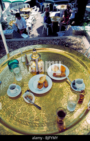 Paris, France , déjeuner sur terrasse à la Mosquée de Paris, café Maure de la Mosquee de Paris, Restaurant arabe, Table bistro jardin Banque D'Images