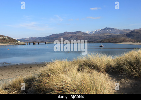 Pont de Barmouth et l'estuaire de Mawddach vu de la dune de sable spit de Fairbourne, Gwynedd, au nord du Pays de Galles, Royaume-Uni, Europe. Cadair Idris est au-delà. Banque D'Images