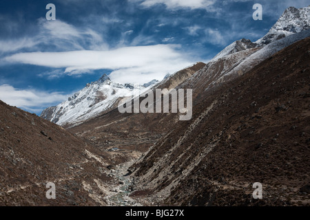 Petit village dans les montagnes, l'Himalaya, au Népal. Banque D'Images