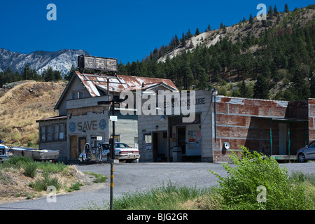 Old rusty gas station quelque part en Colombie-Britannique Banque D'Images