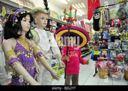 Israël, une jeune fille de Pourim 5 essayant sur Pourim costumes dans un magasin de jouets Autorisation Modèle disponible Banque D'Images