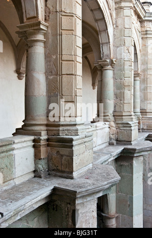 Galerie d'arcade supérieure cour environnante de l'ancien monastère de Santo Domingo sert maintenant comme Musée des Cultures de Oaxaca Banque D'Images