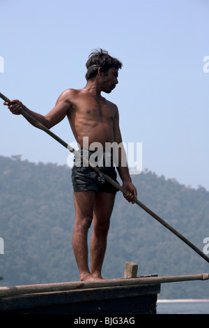 Mer Myanmar-tziganes, les chasseurs-cueilleurs nomades de l'Asie du Sud est le harponnage de façon traditionnelle, à partir d'un bateau à l'avant. Banque D'Images