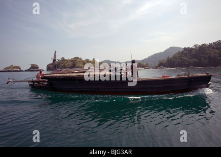 Mer Myanmar-tziganes, les chasseurs-cueilleurs nomades de l'Asie du Sud récolte La récolte les bienfaits de la mer. Banque D'Images