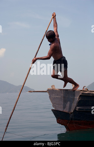 Mer Myanmar-tziganes, les chasseurs-cueilleurs nomades de l'Asie du Sud est le harponnage rayons. Banque D'Images