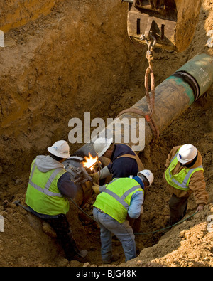 L'équipement de construction et du personnel ayant des compétences nécessaires à la construction du pipeline de gaz du schiste de Barnett au Texas Banque D'Images