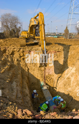 L'équipement de construction et du personnel ayant des compétences nécessaires à la construction du pipeline de gaz du schiste de Barnett au Texas Banque D'Images