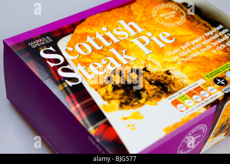 SCOTTISH STEAK PIE DE M&S DANS UNE BOÎTE PRÊTE À LA CHALEUR DANS LE FOUR. Banque D'Images