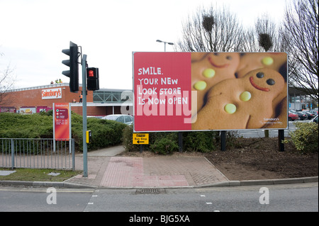 Un signe de diriger des clients pour un nouveau supermarché dans les Midlands, Angleterre, Royaume-Uni. Banque D'Images